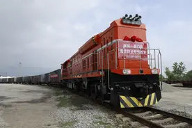 武铁首开麻城至厦门铁海联运专列图片