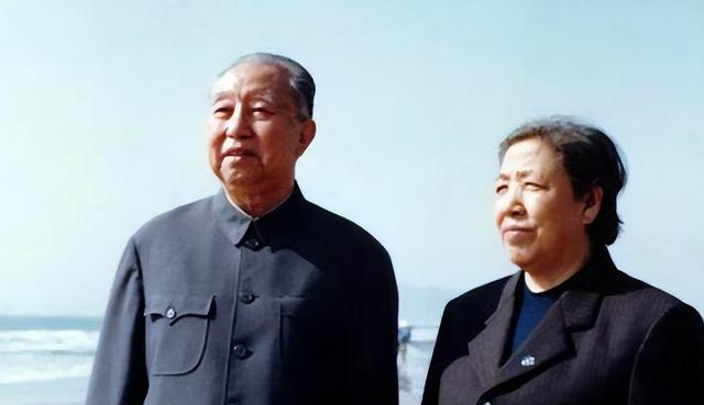 15岁入党	，18岁和主席结婚，如今仍健在，却几乎不露面