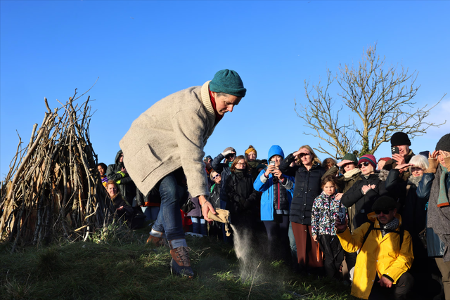 雨伴诗篇降！曼坎・马甘月忌仪式	，乌斯内赫山聚追思人