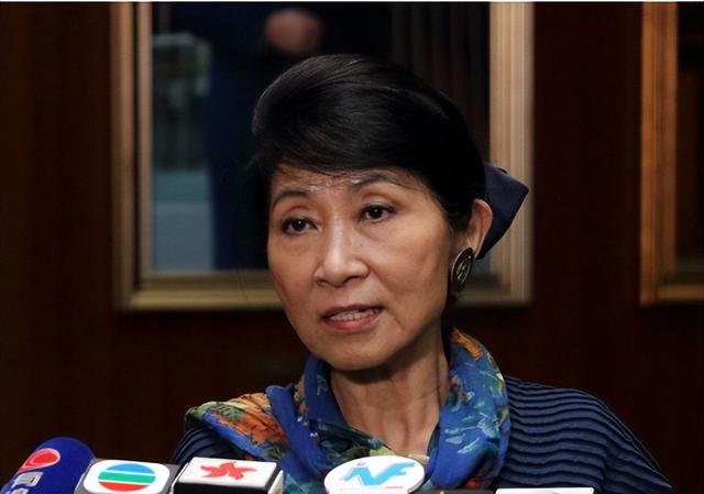 苍天饶过谁！拒唱国歌否认中国籍，俩儿子送美国的她，下场如何？