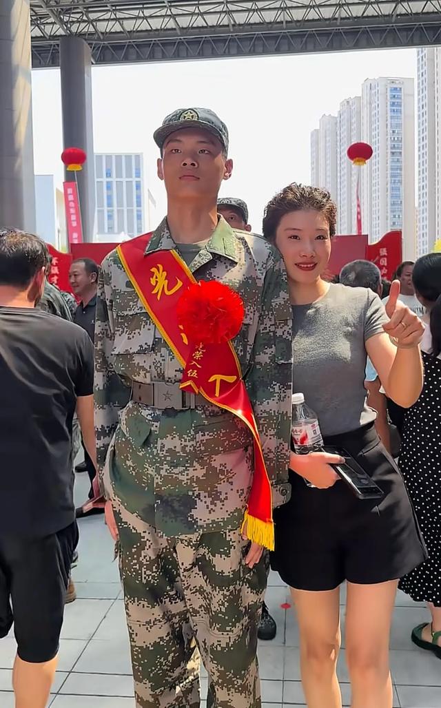 妈妈送儿子参军因年轻被认成姐姐！46岁长得像26岁美得不像话了！