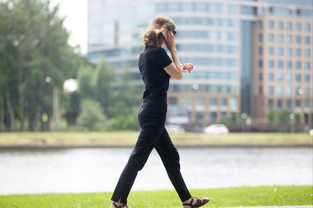 寿命是长是短，看走路就知道？走路时有4个表现，与长寿或无缘