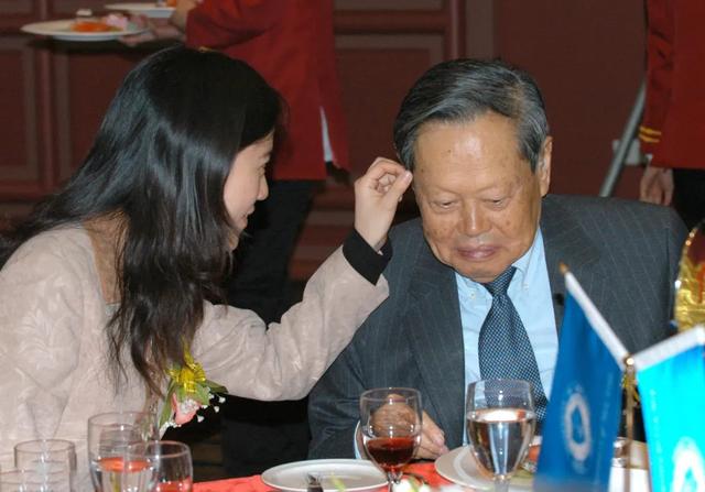 严查祖上三代！杨振宁去世仅5天，恶心的一幕出现！还得官方出手