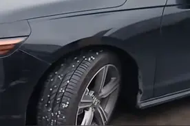 重庆一服务站出现大量钉子，多辆汽车轮胎被扎，官方回应来了！图片