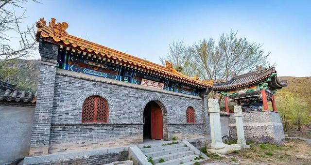 门头沟山顶藏“京西紫禁城”：烂尾十年，荒草里立金瓦大殿