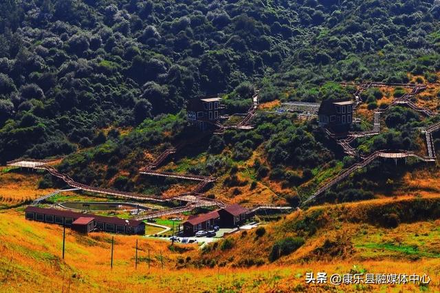 初秋的旅游大通道呈现五彩斑斓的美丽画卷