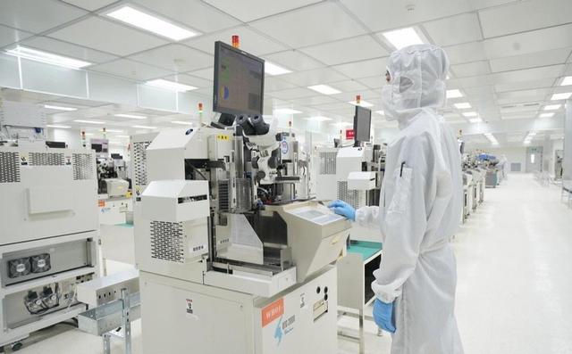 下跌26.5%！比尔盖茨怒斥美国，清华教授建议不要限制出口技术