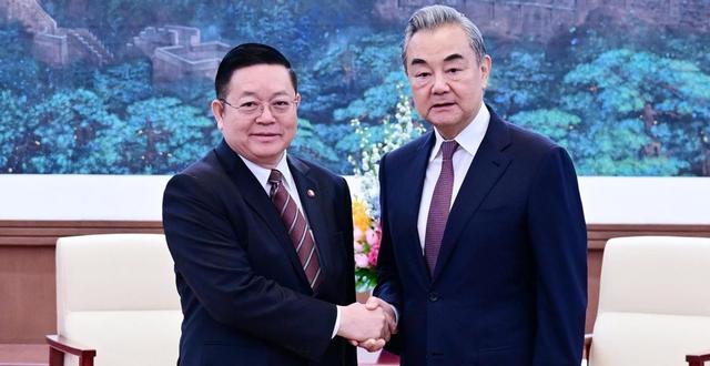 不给洪森一枪一炮！中国找到处理柬泰冲突的好办法，白宫终于发声