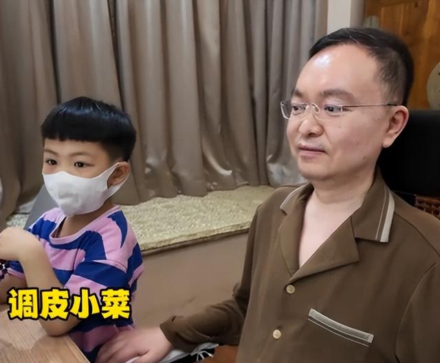 蔡磊传出好消息！终于能下楼溜达，见到儿子笑了	，爷俩靠镜子交流