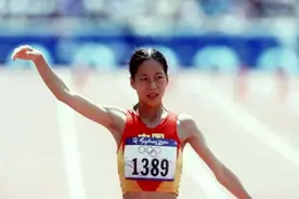 王丽萍夺金无人祝贺，绕场一周没国旗，教练已提前退场，默默流泪图片