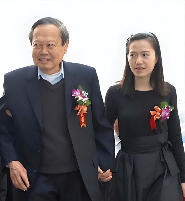 杨振宁去世不到2月,49岁翁帆首次携76岁妈妈亮相,一个细节惹争议