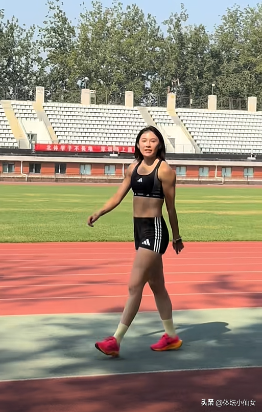东京的街头偶遇吴艳妮:走路都能带来一股风的气势！美的太耀眼！