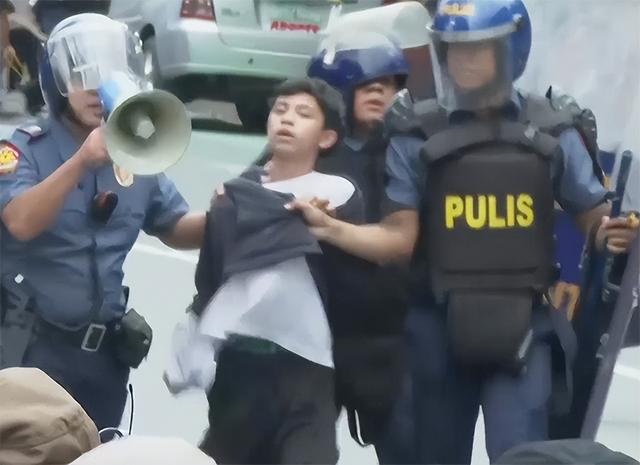 中国警告刚落地，菲警方直接抓捕上百人，马科斯死敌同时危在旦夕