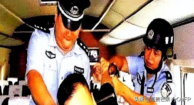 火车上“爸爸”带女儿进厕所，30分钟没出来，乘务员开门后怒了