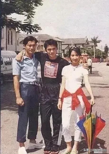 这张照片拍摄于27年前，能认出来三人的，估计都儿女绕膝了吧。