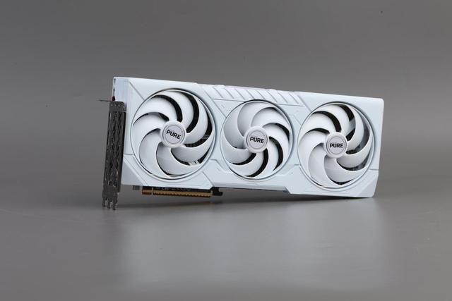 光栅游戏胜过RTX 5060 Ti，专业领域全面加速4倍领先！蓝宝石RX 9070 GRE极地OC显卡评测