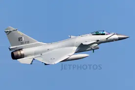 歼-10CE航展后热卖，一年喜提两个大单，中国战机三面夹击印度图片