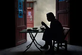 如何解决失独老人的晚年困境？图片