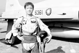 台湾空军少校黄植诚，驾机起义回大陆，中央奖励65万，后晋升少将图片