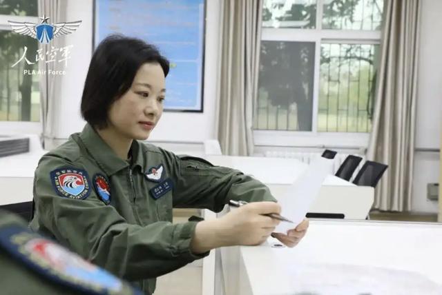 阅兵上运20女机长找到了！又美又飒，丈夫更强，履历让人心服口服