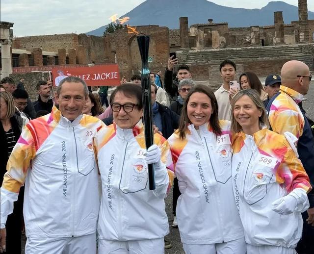 官媒对成龙的称呼变了	，三字之差释放强烈信号，王晶的话有人信了