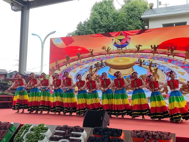 云南安宁市禄脿第十届葡萄文化旅游节开幕