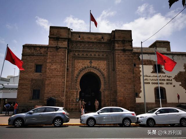 蓝白巷弄与敞门面包车，摩洛哥的荒诞与真实