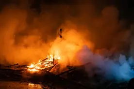 美国一警察在加油站附近开枪引发爆炸，致2人烧伤图片