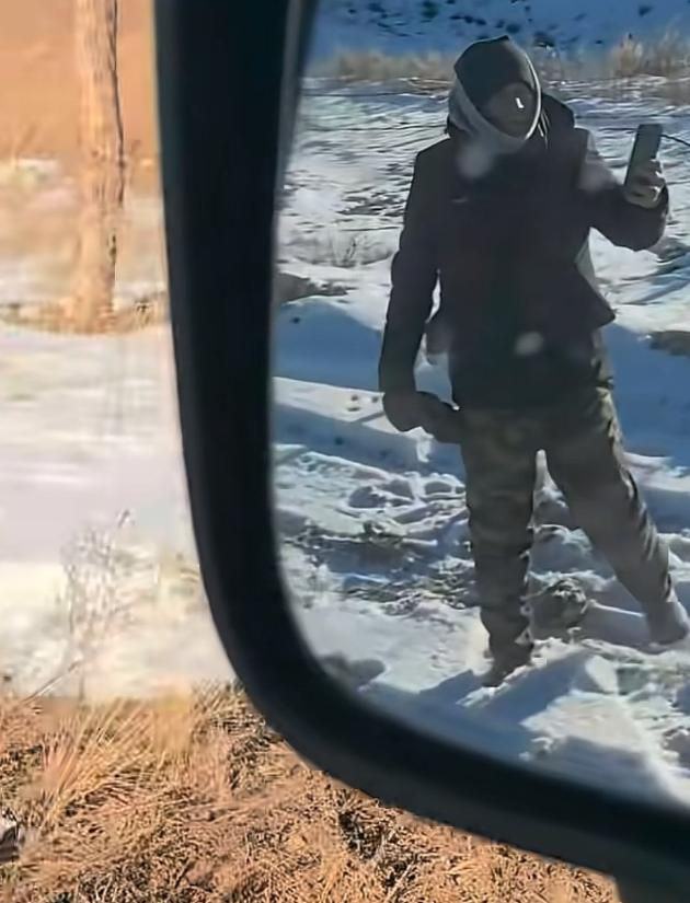 女子开车碾压草场后续：扬言撞死牧民，真实身份被扒，公司被牵连