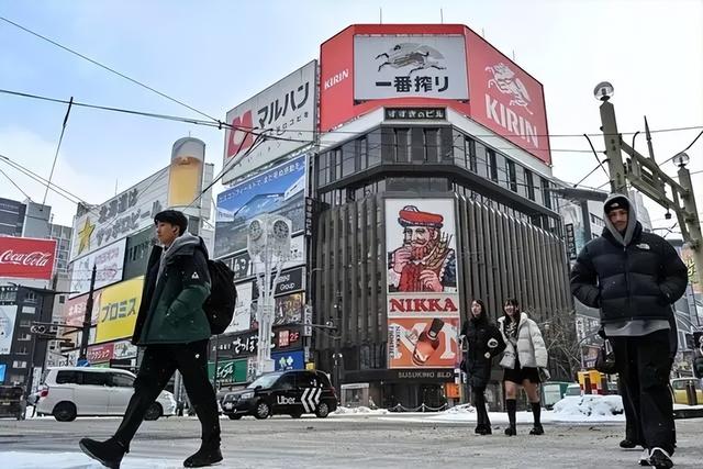 中日关系遇冷叠加地震竟然阻挡不了香港人的旅日热情？日元兑换店排长龙准备旅日的人反而更多，深层原因曝光