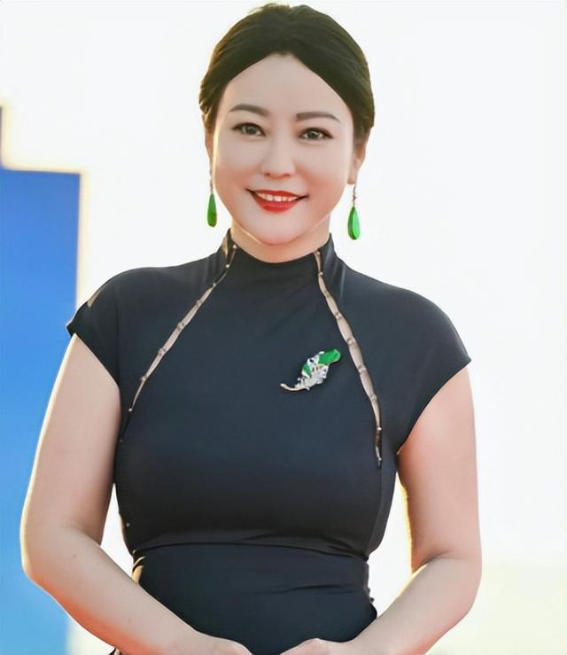四川红毯真敢拍：唐嫣露副乳略显尴尬，郝蕾近况堪忧，蒋欣够惊艳
