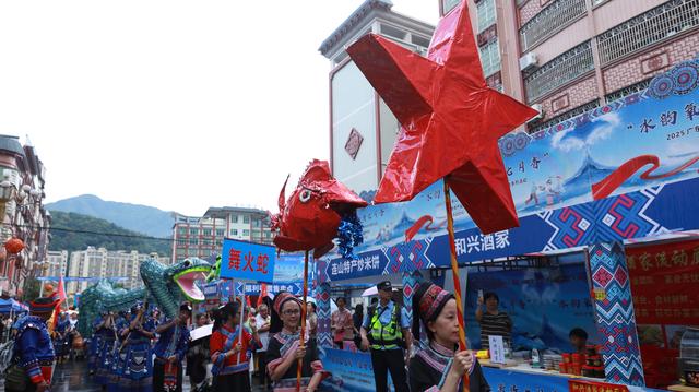 广东连山“七月香”：壮瑶汉各族儿女戏水祈福 水韵氧吧城清凉一夏