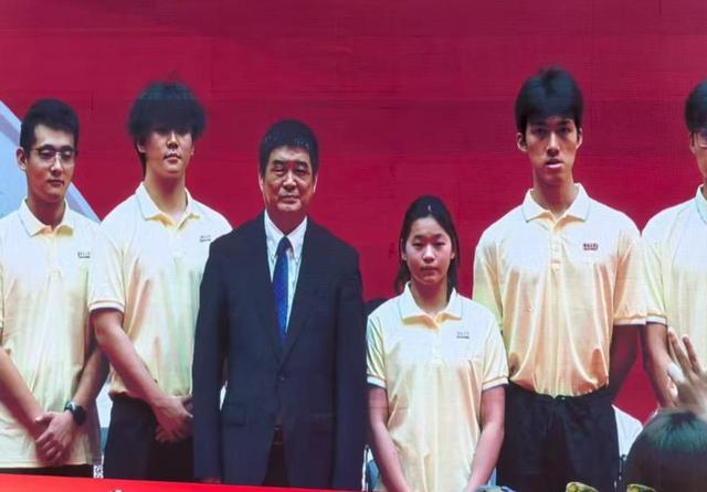 全红婵入学仅4天，担心的事再次发生，官媒：退不退由她自己决定