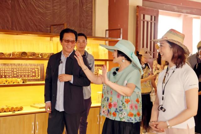 美国商界考察团踏访敦煌阳关 沉浸式体验丝路文化