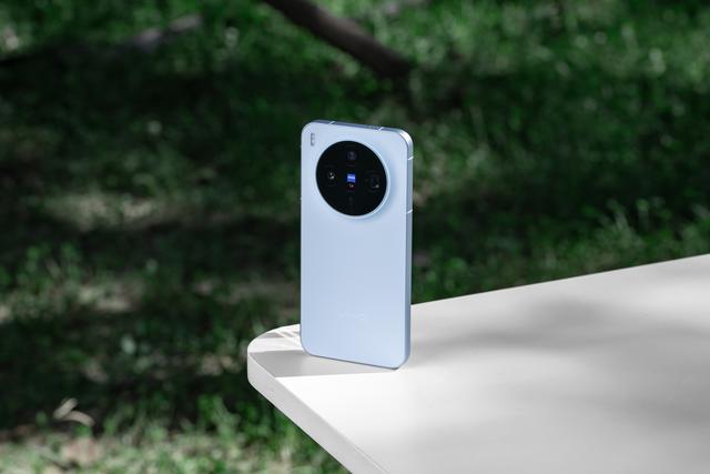 一抹自在蓝 温润如丝绒 vivo X300真机图赏