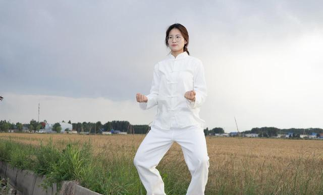 晚上在家练八段锦？3个要点不失眠，越练越放松