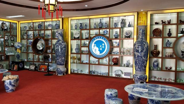 大埔某工厂变旅游区，陶瓷做的楼房、汽车、沙发和床等，还收门票