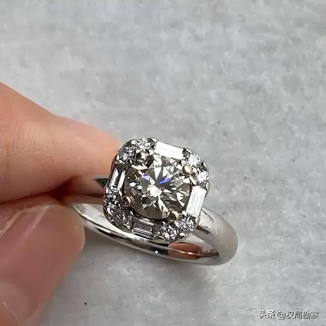 卖不动了？知名品牌巨头宣布降价	，库存堆成山，囤货者亏惨了