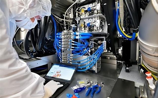 不用光刻机也能生产芯片？纳米压印技术的出现，到底靠不靠谱？