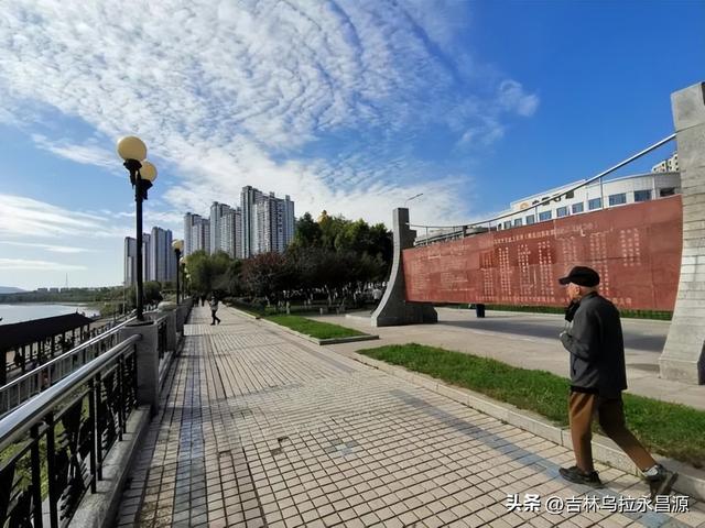 三十年前，吉林市新建的临江门大桥改变了江岸的模样