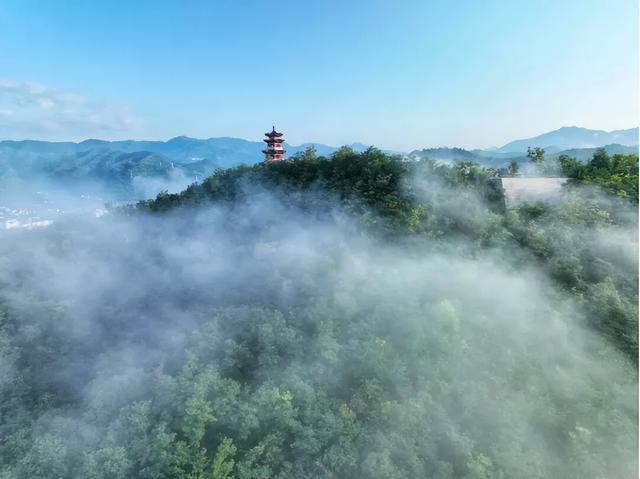 五一走进两当，追寻红色记忆