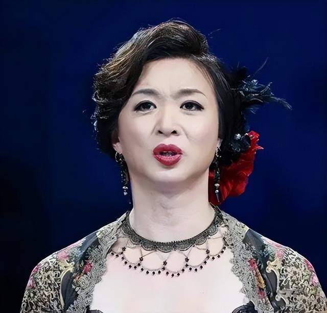 面相变了！逃到国外半年多，58岁金星近照曝光，早年风光已然不再