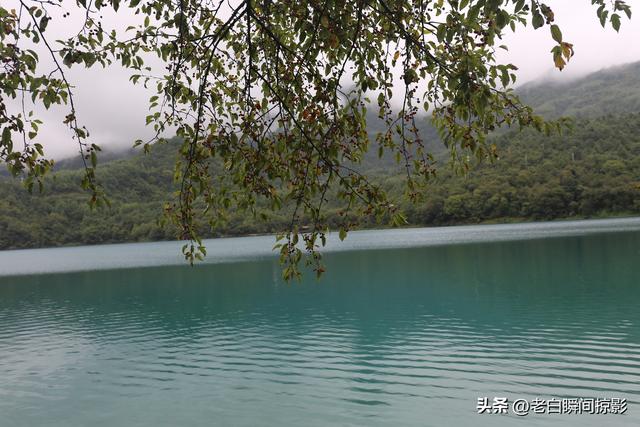 文县天池，深山峡谷中被秋天吻过的仙境