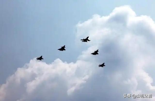 美国就算一动不动，中国20年也追不上？九三阅兵后，局势已被改写