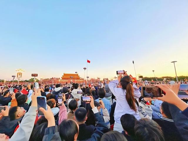 天安门旗台上为什么要安装空调？凉风根本吹不到士兵，看完才明白