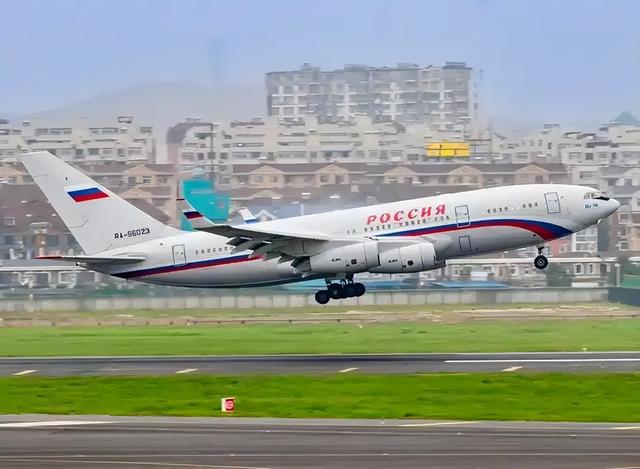 向东看！普京亲笔签字，俄罗斯将对中国免签，中俄关系更上一层？