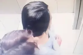 浙江女教师出轨照曝光：在电梯里和男学生亲热图片