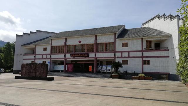 春秋假出逃天花板！成都1.5h直达，天全CityWalk强势来袭，打卡赢文创奖牌+狂炫美食！