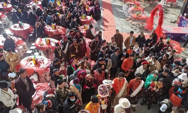 山东游客到青海遇牧民办酒席，随礼300吃席，结果吃完被拦不让走