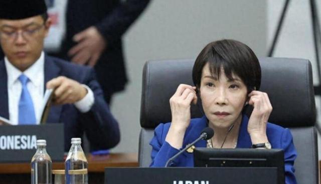 高市慌了？解放军对日改口，中方7字定性高市，日本搬出皇后求和